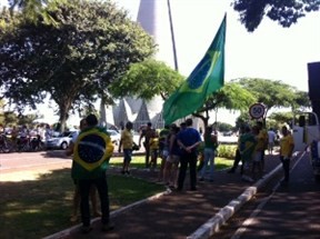 Manifestantes se concentram no centro de Maringá